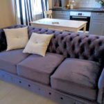 Almohadas brillantes en un sofá oscuro