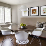 Sillas de plástico alrededor de la mesa del comedor