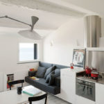 Sofá doble en la cocina blanca de una casa privada.