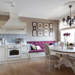 Fotos en la pared de la cocina con un sofá.