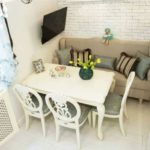 Comedor compacto con muebles tapizados.