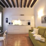 juego lineal en una cocina-sala de estar alargada