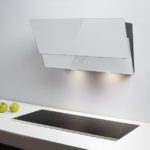 Pelbagai hud putih atas hob hitam