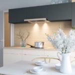 Hidangan putih di atas meja makan