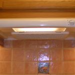 Hud dapur dengan apron seramik