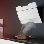 Kuali periuk putih pada dinding kelabu