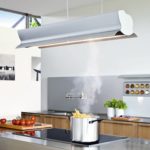 Reka bentuk dapur dengan hud di atas pulau