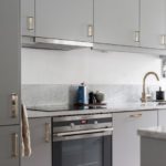 Suite putih dengan facades frosted