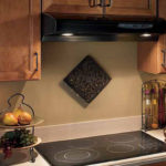 Pemegang periuk panas di dinding dapur