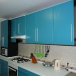 Perabot dapur dengan fasad biru