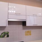 Alat dengar pintu putih dengan permukaan berkilat