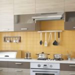 Apron kuning jubin seramik mereka