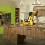 Κλασική κουζίνα με ξύλινα έπιπλα και τοίχο με νιπτήρα