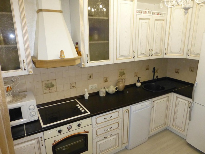 ห้องครัวขนาดกะทัดรัดในสไตล์คลาสสิกเหนือกาลเวลา