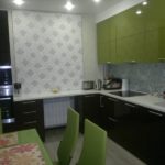 The combination of wenge, green and gray in the interior of the kitchen