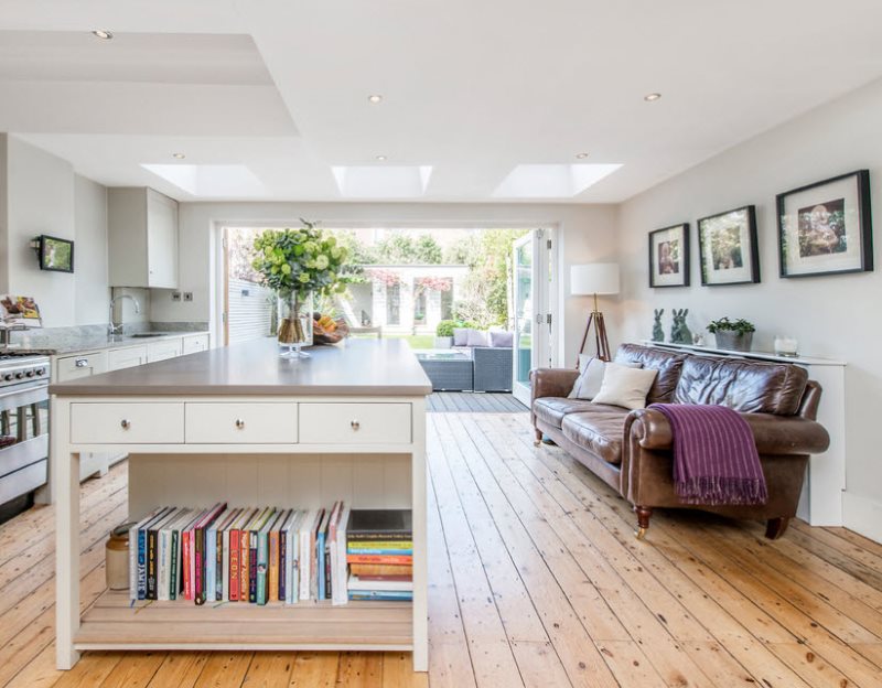 Sofá marrón con tapicería de cuero en la cocina-sala de estar