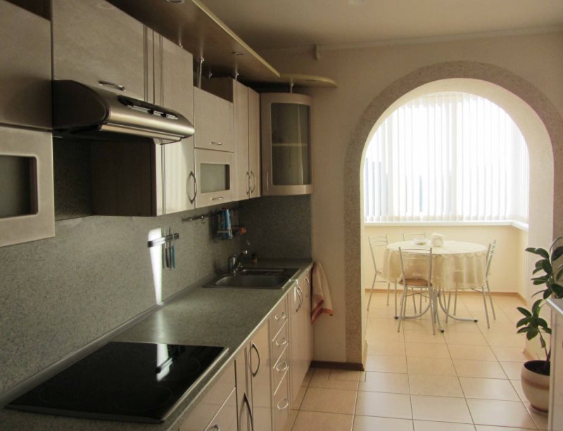 การตกแต่งภายในของห้องครัวเล็ก ๆ หลังจากเข้าร่วมระเบียง