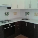 The kitchen with wenge and vanilla furniture is in harmony with the fresh apron made of fruit tiles