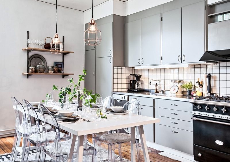 Φρέσκα λουλούδια σε βάζα στο τραπέζι