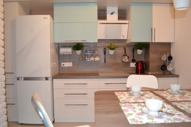 ครัวขนาดกะทัดรัดพร้อมเตาแม่เหล็กไฟฟ้า