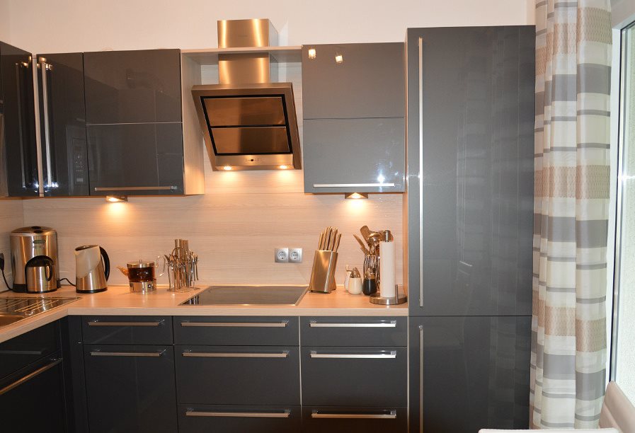 ห้องครัวไฮเทคสีเทาในบ้านแผง