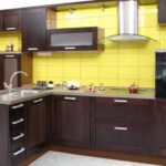 The wenge kitchen goes well with warm yellow tiles