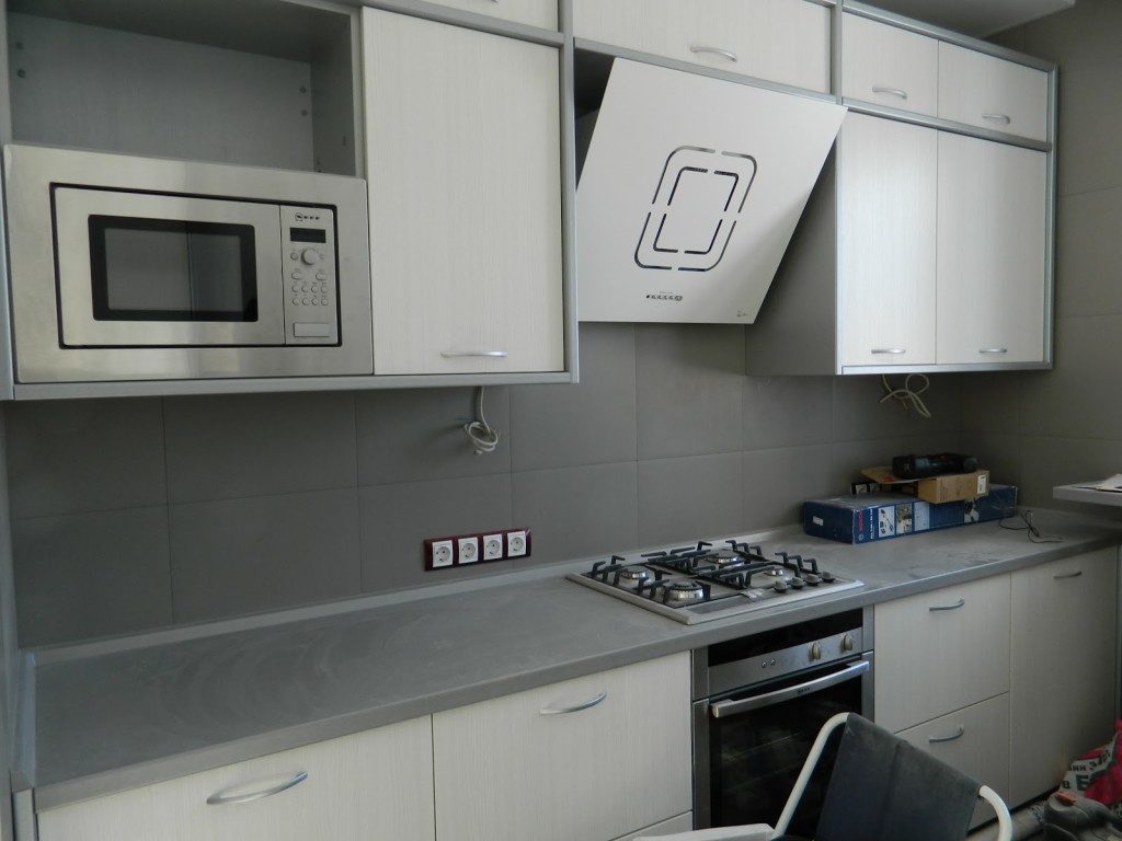 Hotte en verre sur la cuisinière à gaz de la cuisine