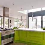 Πλάκες προσόψεων για μια τεράστια νησιώτικη κουζίνα