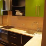 Θωρακισμένα σε μια καφετιά κουζίνα