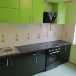 Μικρή κουζίνα με σκοτεινή βάση και φωτεινή ζουμερή κορυφή - κομψή και πρακτική