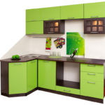 Μικρή γωνιακή κουζίνα σε συνδυασμό με σκούρο καφέ και ασβέστη