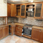 Tudung logam dan dapur di dapur kayu