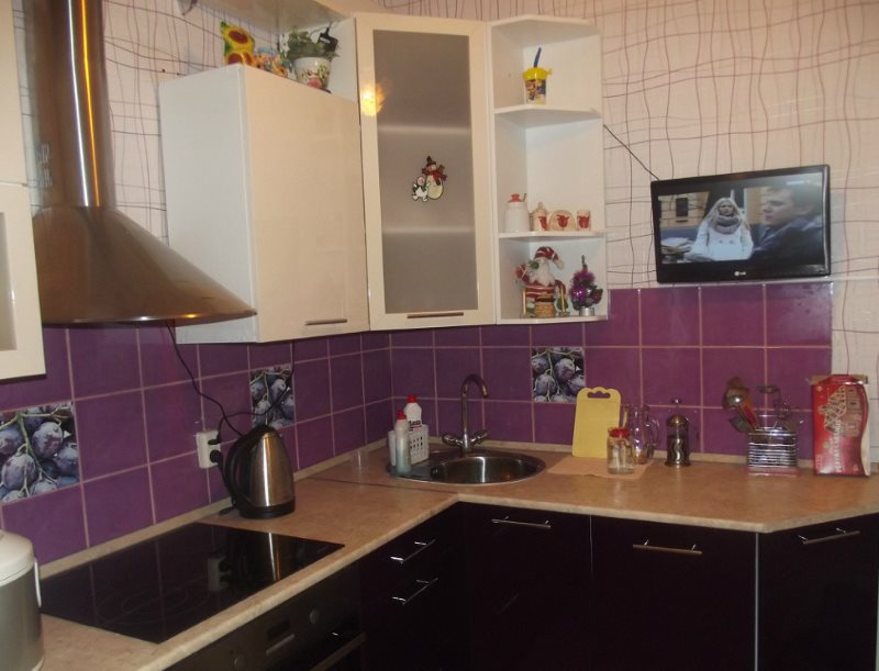 ตู้แขวนเหนืออ่างมุมในห้องครัว