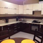 Mosaic of two colors well sets off the kitchen in two colors