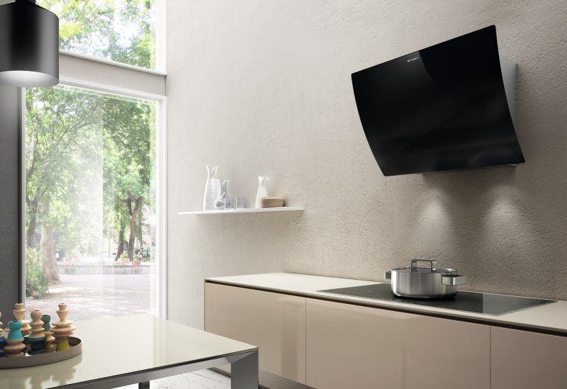 Kandang hitam di dinding dapur dalam gaya moden