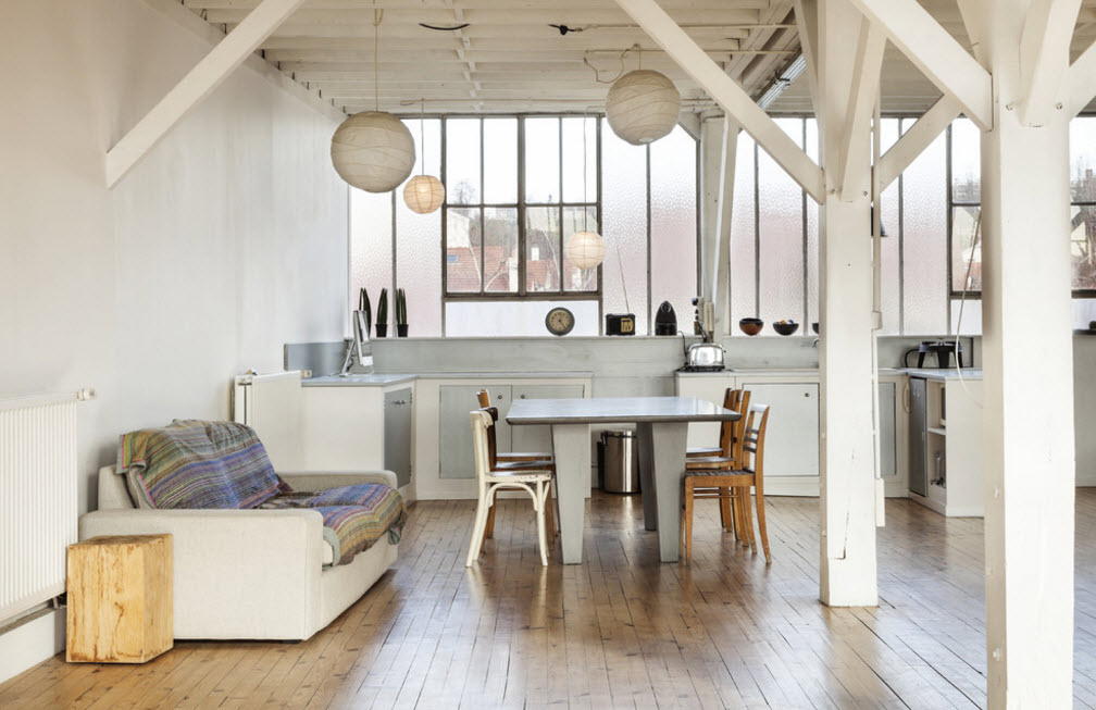 Sofá de cocina sobre suelo de madera.