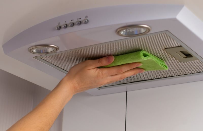 Membersihkan permukaan mesh hud periuk