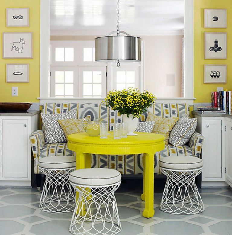 Mesa de comedor amarilla cerca del sofá multicolor