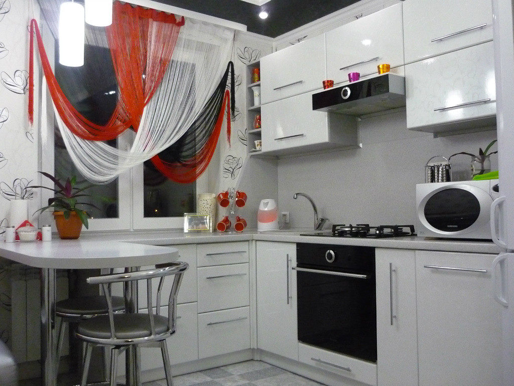 ผ้าม่านใยบนหน้าต่างของห้องครัวเล็ก ๆ