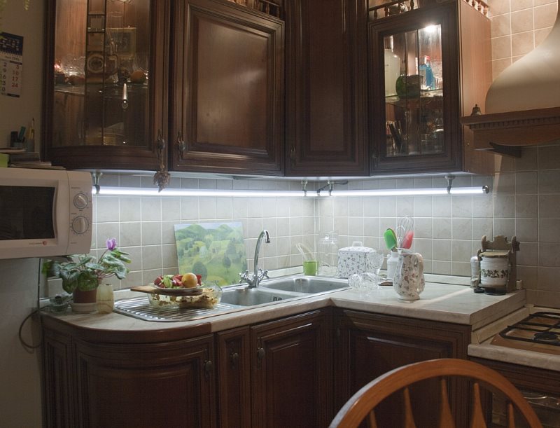 แสงสีขาวสำหรับอ่างล้างมือและเคาน์เตอร์ในห้องครัว