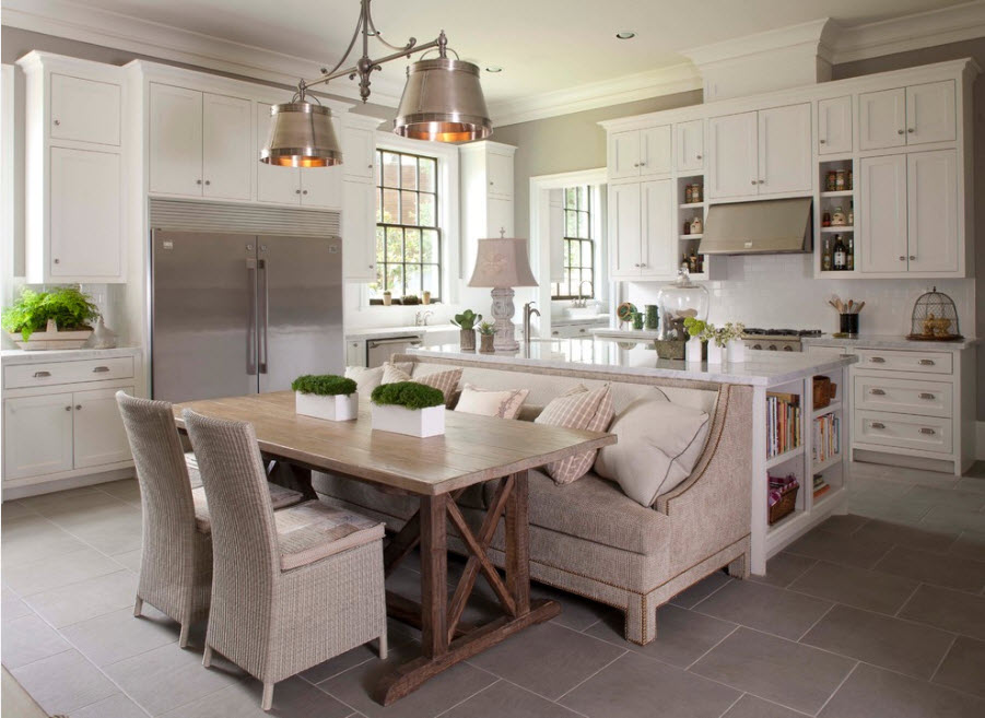 Muebles tapizados en el interior de la cocina-sala de estar.