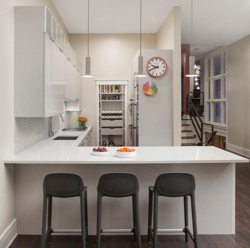 Μπαρ μετρητής με λευκό πάγκο