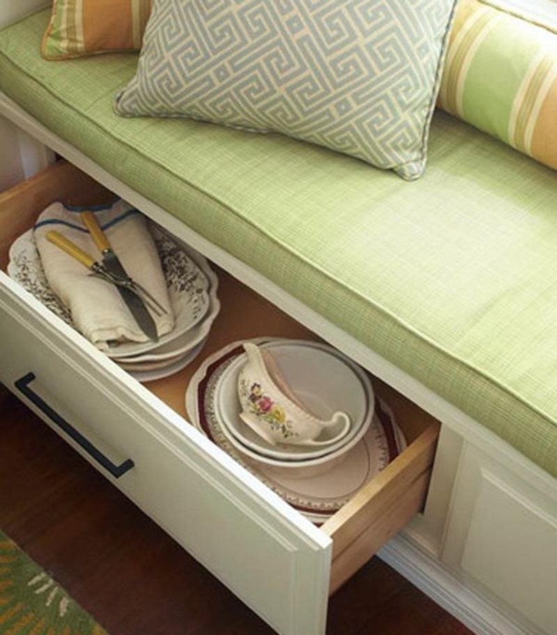 Lưu trữ bát đĩa trong ngăn kéo của ghế sofa nhà bếp