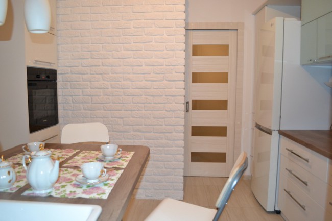 ตำแหน่งของตู้เย็นที่ประตูในครัวขนาดกะทัดรัด