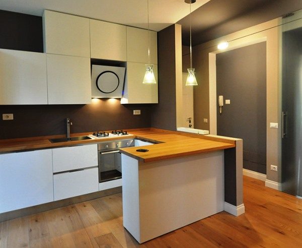 Permukaan kerja terletak pada sudut ke plat