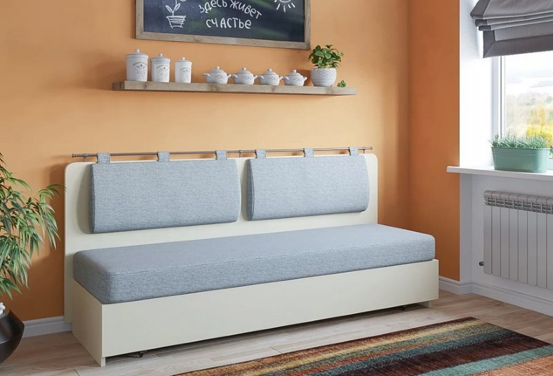 Ghế màu xám của một chiếc gối mềm của ghế sofa trực tiếp