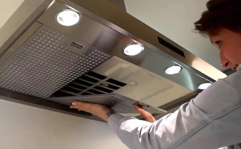 Mengalih keluar penuras dalam hud periuk