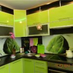 Ζουμερή, ζωντανή και ζωντανή κουζίνα από ασβέστη