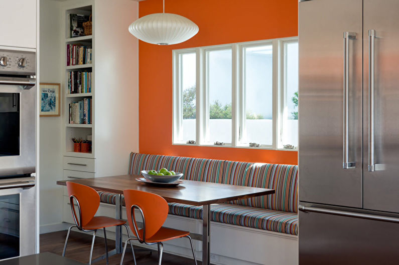 Sofa với hệ thống lưu trữ dưới cửa sổ nhà bếp