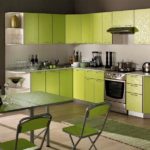 Η σκοτεινή κουζίνα φαίνεται πιο φωτεινή με τη χρήση των πράσινων αποχρώσεων στο εσωτερικό